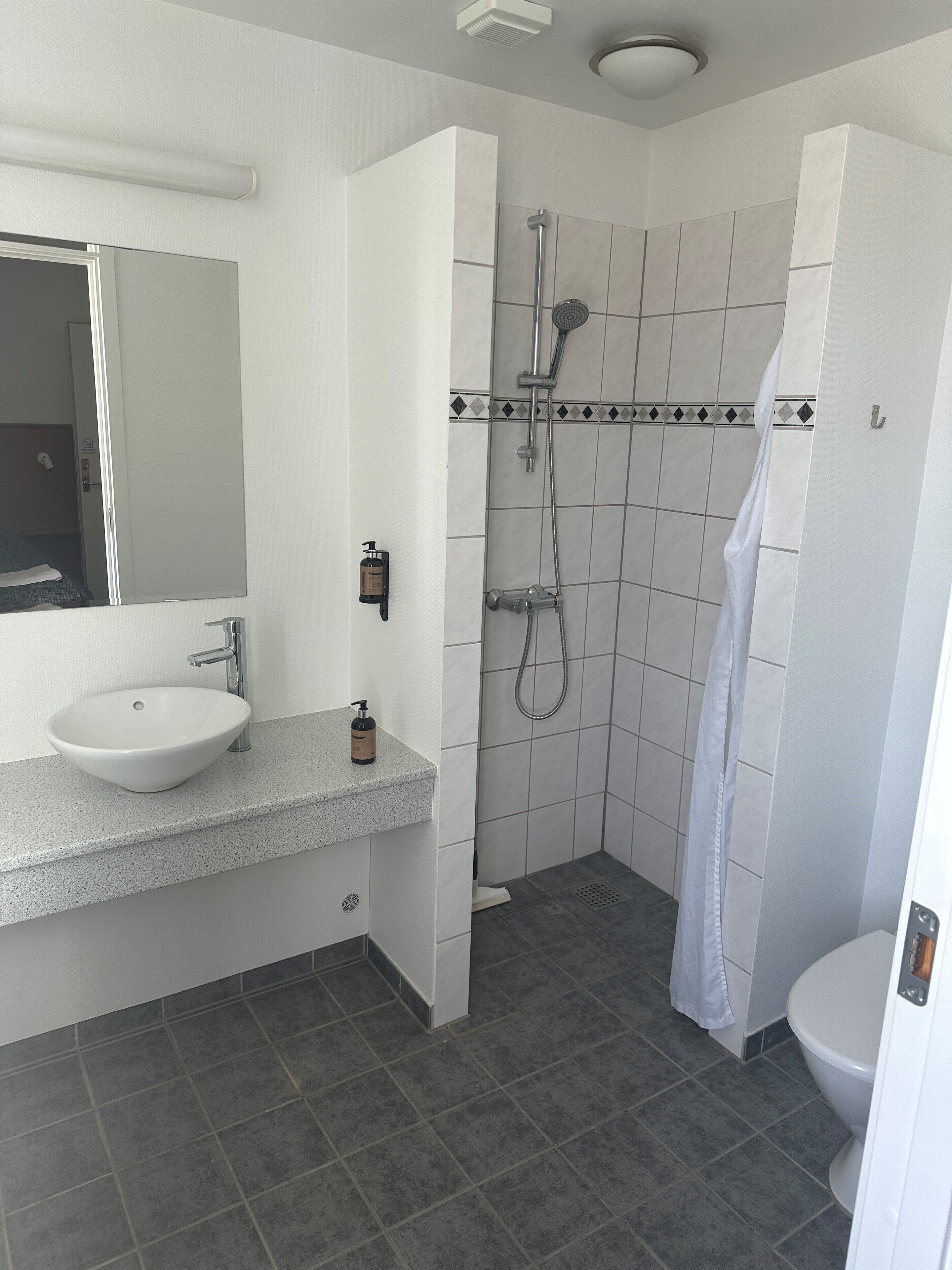basic single room, 1 single bed | bathroom | shower, free toiletries, hair dryer, towels