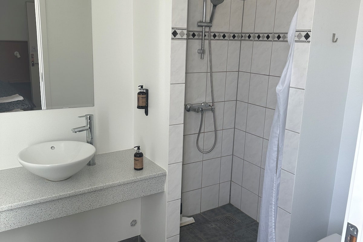 basic single room, 1 single bed | bathroom | shower, free toiletries, hair dryer, towels