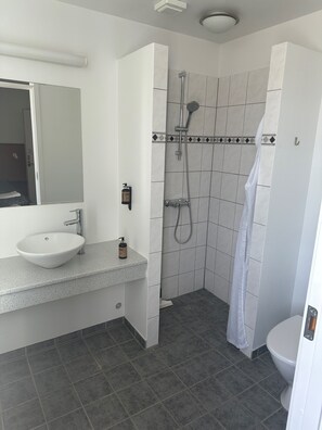 Singola Basic, 1 letto singolo | Bagno | Doccia, set di cortesia gratuito, asciugacapelli, asciugamani