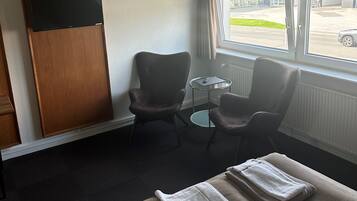 Bureau, chambres insonorisées, fer et planche à repasser, Wi-Fi gratuit