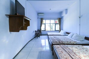 Desk, free WiFi, bed sheets - Hotel Bintang Malang (Malang)