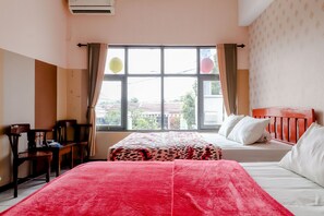 Family Quadruple Room | Desk, free WiFi, bed sheets - Hotel Bintang Malang (Malang)