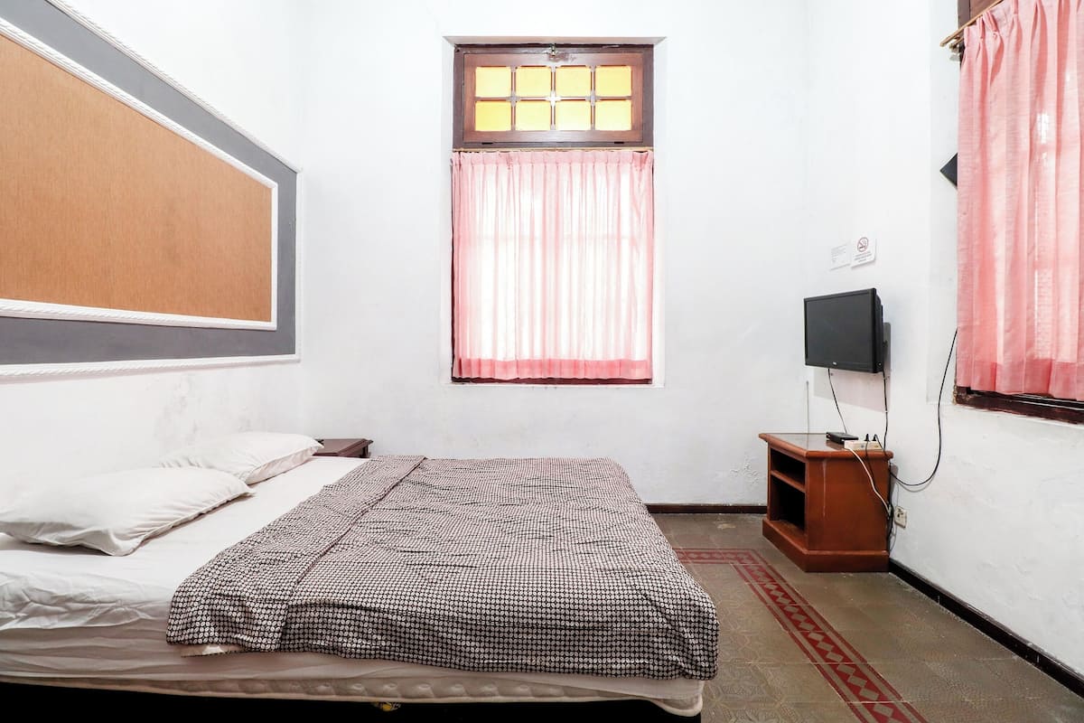 Deluxe Room | Desk, laptop workspace, iron/ironing board