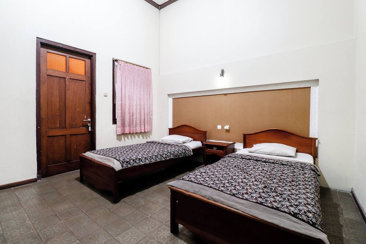 Deluxe Twin Room | Desk, laptop workspace, iron/ironing board