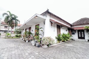 Front of property - Hotel Limaran 1 (Yogyakarta)