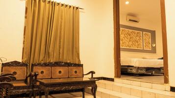 Kamar Keluarga | Meja kerja, ruang kerja ramah laptop, dan setrika/meja setrika