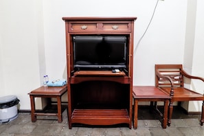 Deluxe Twin Room | Desk, laptop workspace, iron/ironing board