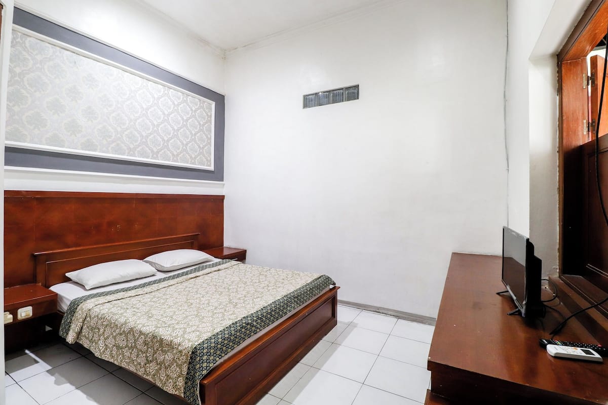 Standard Room | Desk, laptop workspace, iron/ironing board