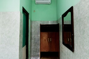 Basic Room | Premium bedding, desk, bed sheets - Hotel Sala 3 (Yogyakarta)
