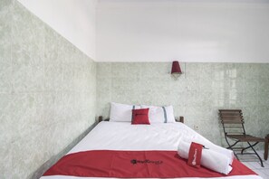 Premium bedding, desk, bed sheets - Hotel Sala 3 (Yogyakarta)