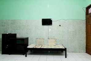 Family Room | Premium bedding, desk, bed sheets - Hotel Sala 3 (Yogyakarta)