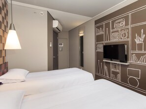 Twin Room | Premium bedding, down duvets, in-room safe, desk