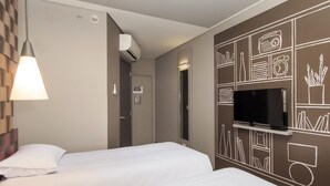 Hochwertige Bettwaren, Daunenbettdecken, Zimmersafe, Schreibtisch