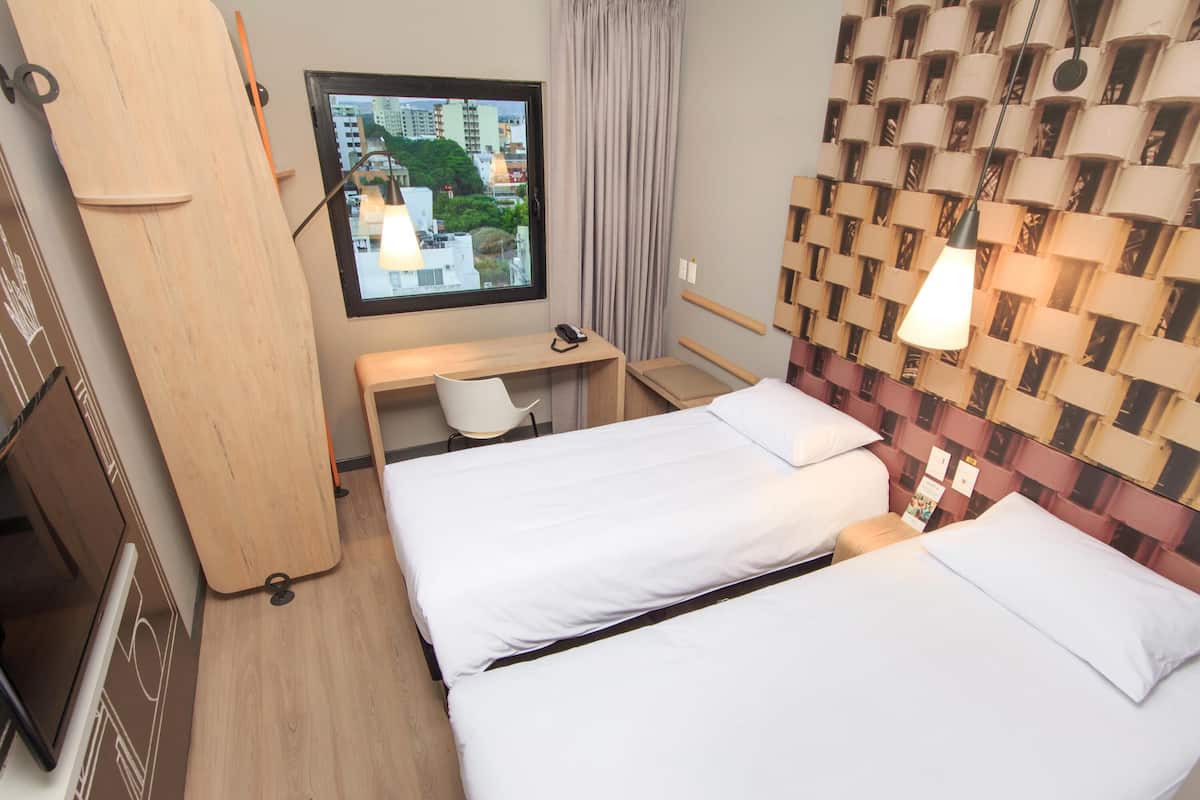 Quarto duplo | Roupas de cama premium, edredons de pluma, cofres nos quartos