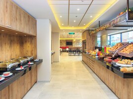 Desayuno buffet diario (COP 45000 por persona)