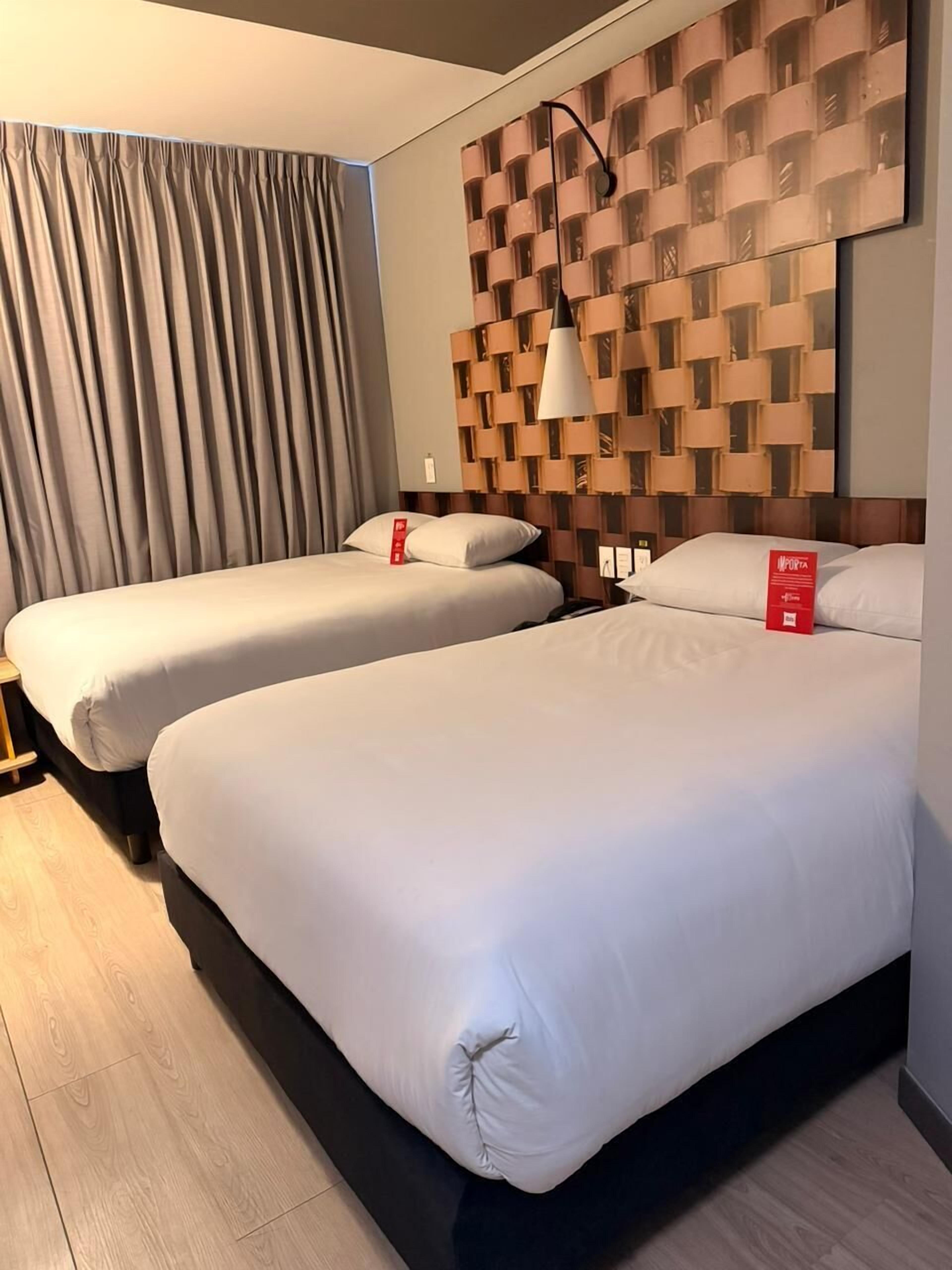 Tomannsrom | Sengetøy av topp kvalitet, dundyner, safe på rommet og skrivebord