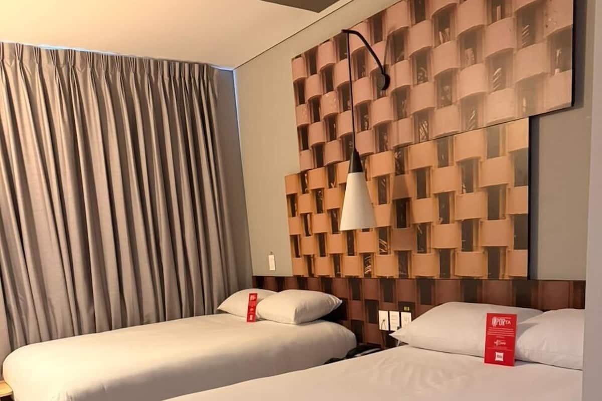 Tomannsrom | Sengetøy av topp kvalitet, dundyner, safe på rommet og skrivebord