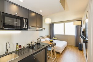 Geladeira, micro-ondas, cooktop, chaleira elétrica