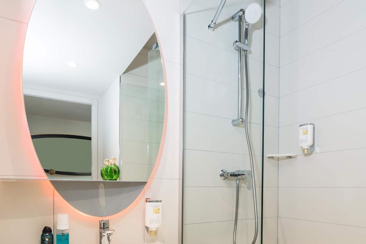 Brankas, didekorasi berbeda-beda, dan ruang kerja ramah laptop