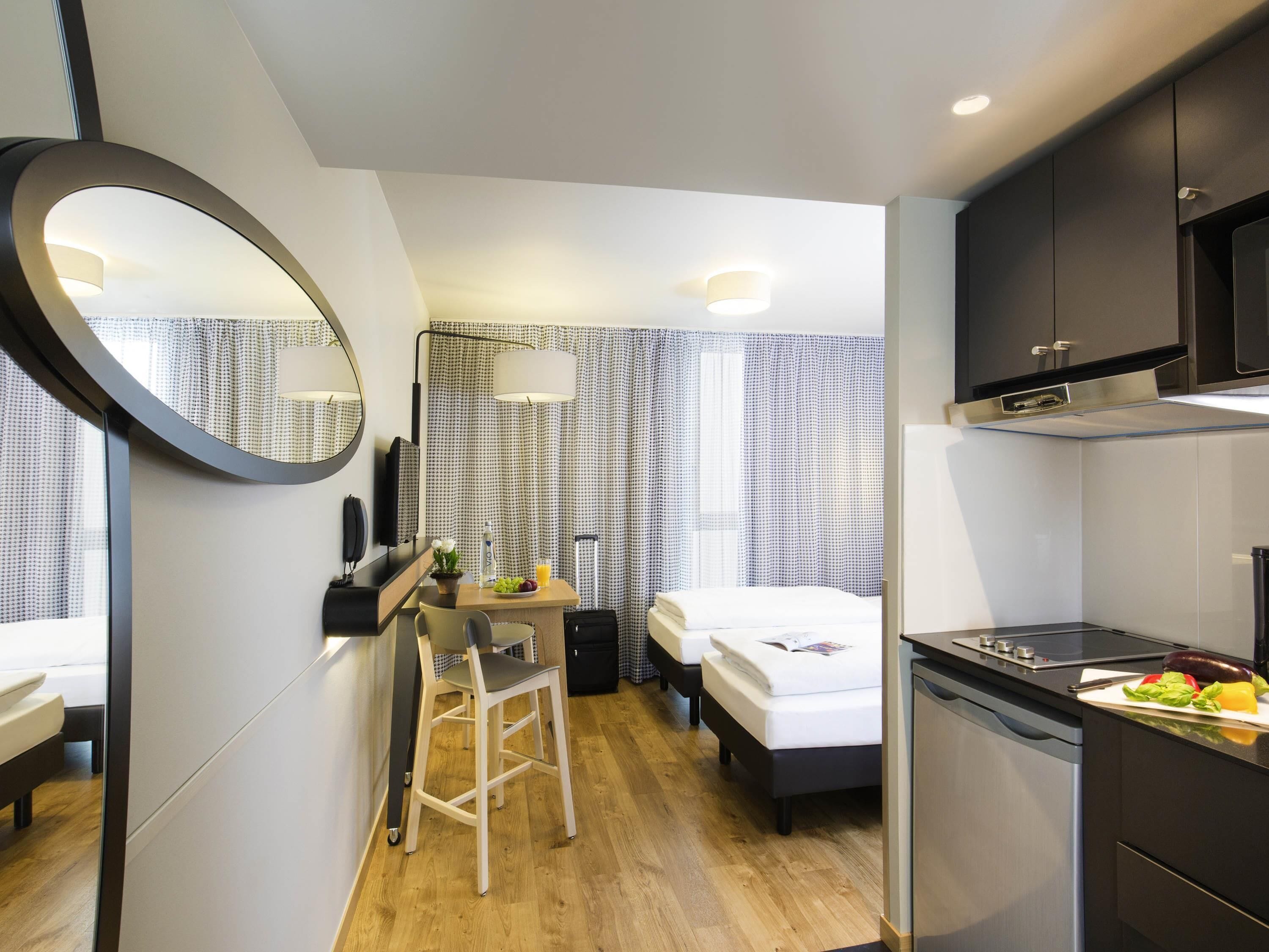 Studio, 2 eenpersoonsbedden | Een kluis op de kamer, een laptopwerkplek, verduisterende gordijnen