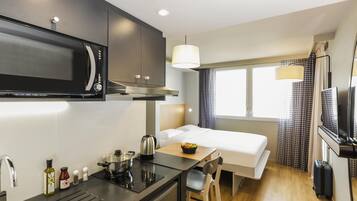 Estudio, 1 cama matrimonial | Caja de seguridad en la habitación y decoración personalizada