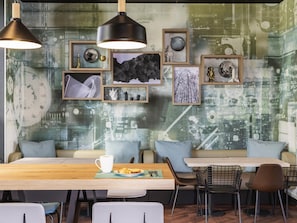 Bữa sáng buffet hàng ngày (12 EUR/mỗi người)