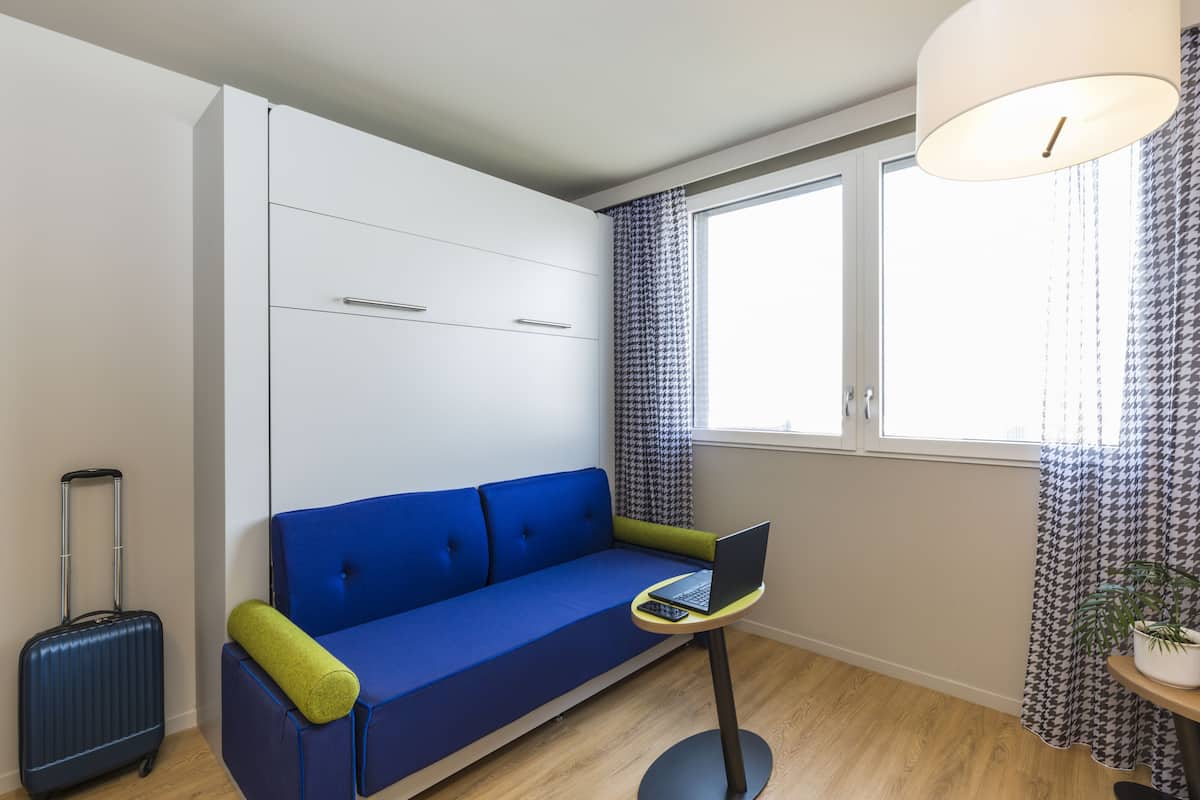 Una cassaforte in camera, con stile personalizzato, postazione laptop