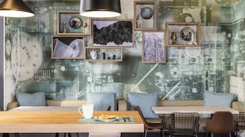 Petit déjeuner buffet (12 EUR par personne)