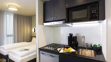 Studio, 2 Single Beds | Private kitchen