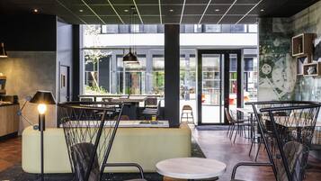 Desayuno buffet (EUR 12 por persona)