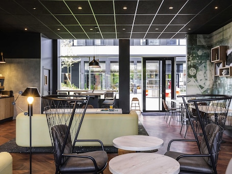 Desayuno buffet diario (EUR 12 por persona). Aparthotel Adagio Access Palaiseau Saclay