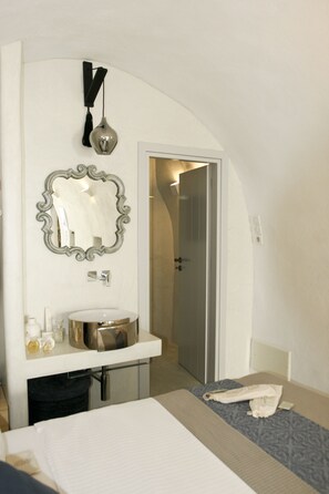 Stelia Suite | Hochwertige Bettwaren, Betten mit Memory-Foam-Matratzen, Zimmersafe