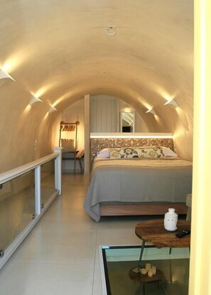 Eris Suite | Hochwertige Bettwaren, Betten mit Memory-Foam-Matratzen, Zimmersafe