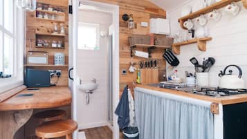 Dobbeltrom, eget bad (Shepherd's Hut) | Sengetøy av topp kvalitet og senger med overmadrass