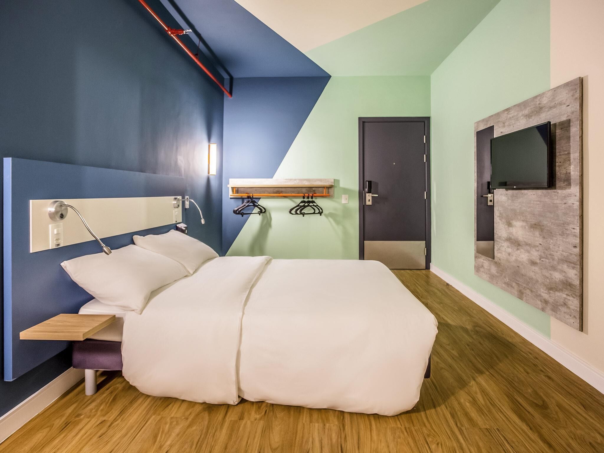 Quarto, 1 cama de casal, acessível | Frigobar, individualmente decorados, quartos à prova de som