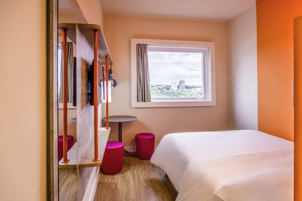 Room, 1 Double Bed | Minibar, individually decorated, soundproofing, free WiFi