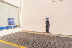 A parking area with a charging station for electric vehicles. - ibis budget Uberlandia (Uberlandia)