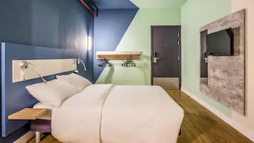 Quarto, 1 cama de casal, acessível | Individualmente decorados, quartos à prova de som, Wi-Fi de cortesia