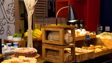 Daily buffet breakfast (BRL 40 per person)