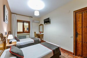 Habitación básica con 2 camas individuales | Escritorio, wifi gratis, ropa de cama