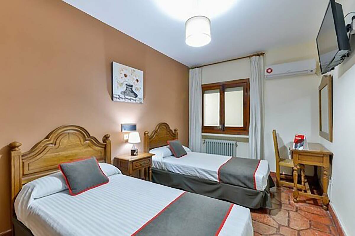 Basic Twin Room | Desk, free WiFi, bed sheets