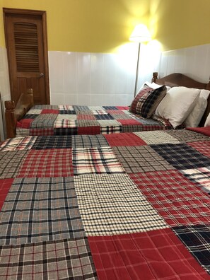 Standardzimmer, Mehrere Betten, Nichtraucher (1 Queen, 1 Single Room) | Allergikerbettwaren, Daunenbettdecken, Select-Comfort-Betten, Zimmersafe