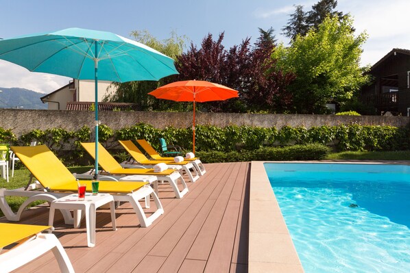 Außenpool (je nach Saison geöffnet), Sonnenschirme, Liegestühle