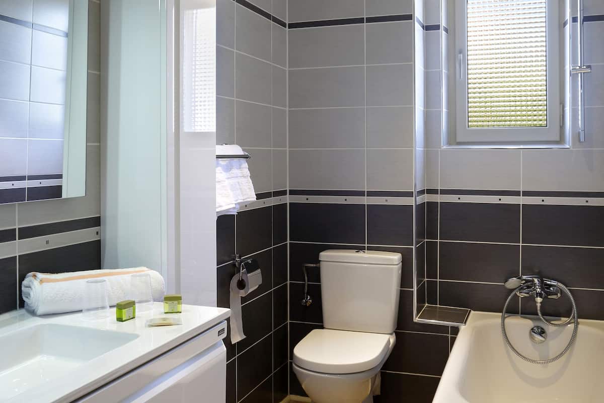 quadruple room, 2 bedrooms | bathroom | free toiletries, hair dryer, towels