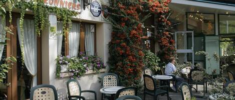 Lunch and dinner served, French cuisine