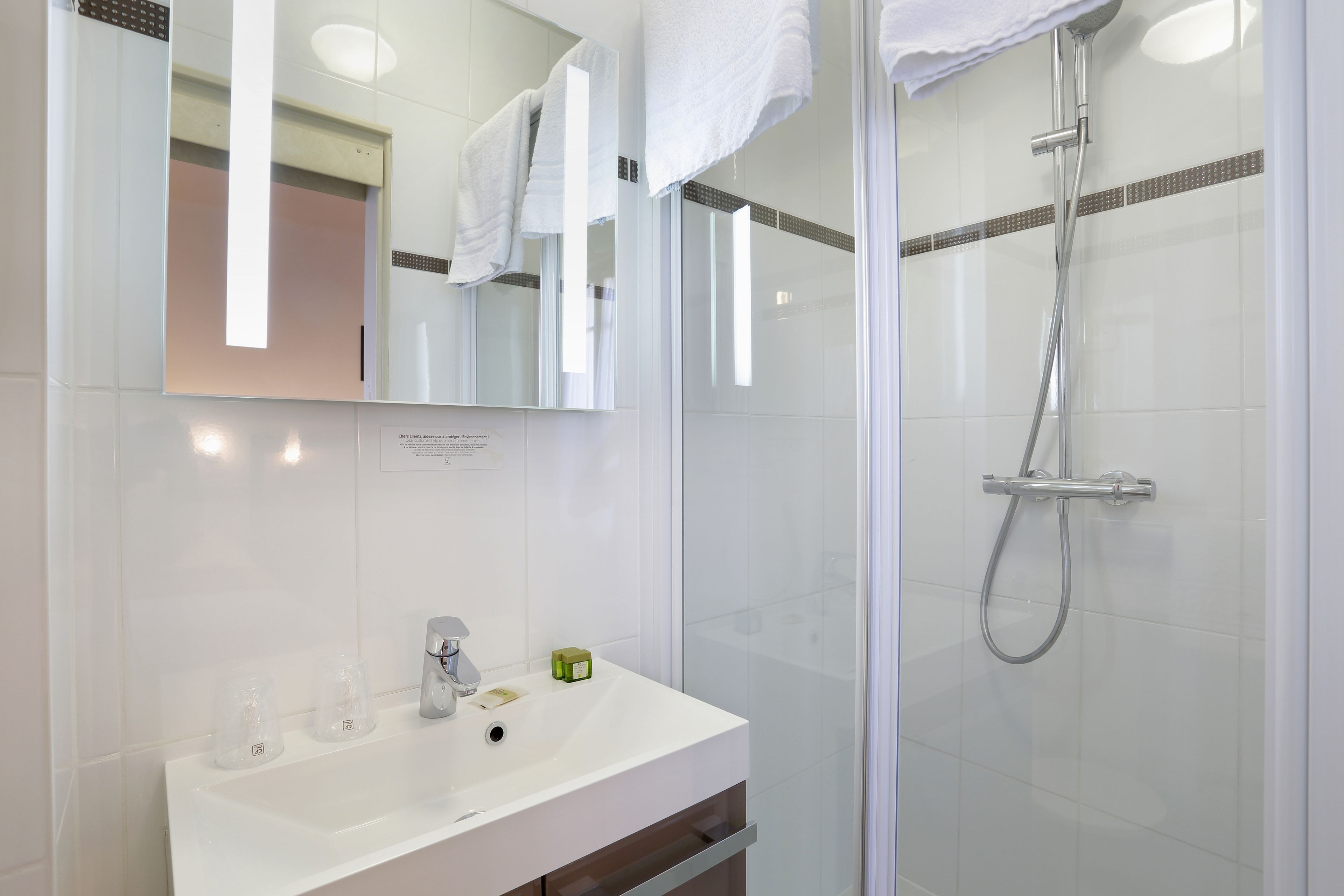 standard double room | bathroom | free toiletries, hair dryer, towels