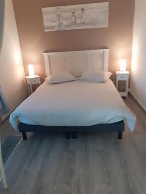 Hochwertige Bettwaren, Daunenbettdecken, kostenloses WLAN, Bettwäsche