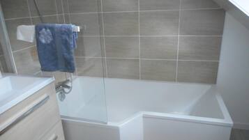 Combined shower/tub, free toiletries, hair dryer, towels