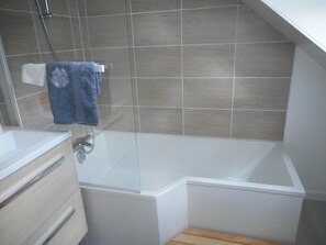 Ducha y bañera combinadas y artículos de higiene personal gratuitos
