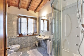 Articles de tocador gratuïts, bidet i tovalloles 
